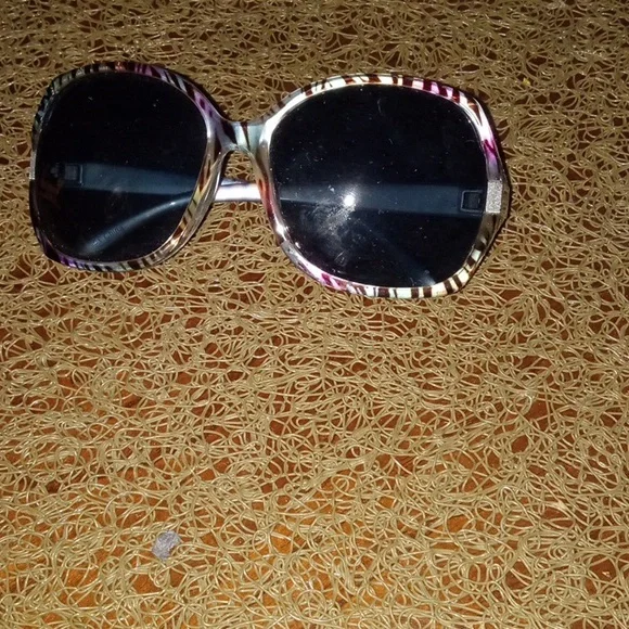 Bargain Bundle of Six Pair of Sunglasses - Picture 7 of 9